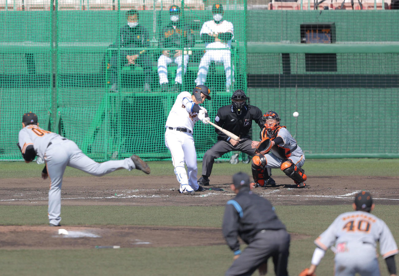 巨人紅白戦　3回裏白組無死三塁、左前打を放つ勝俣。投手堀岡（撮影・河田真司）