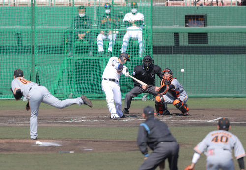 巨人紅白戦　3回裏白組無死三塁、左前打を放つ勝俣。投手堀岡（撮影・河田真司）