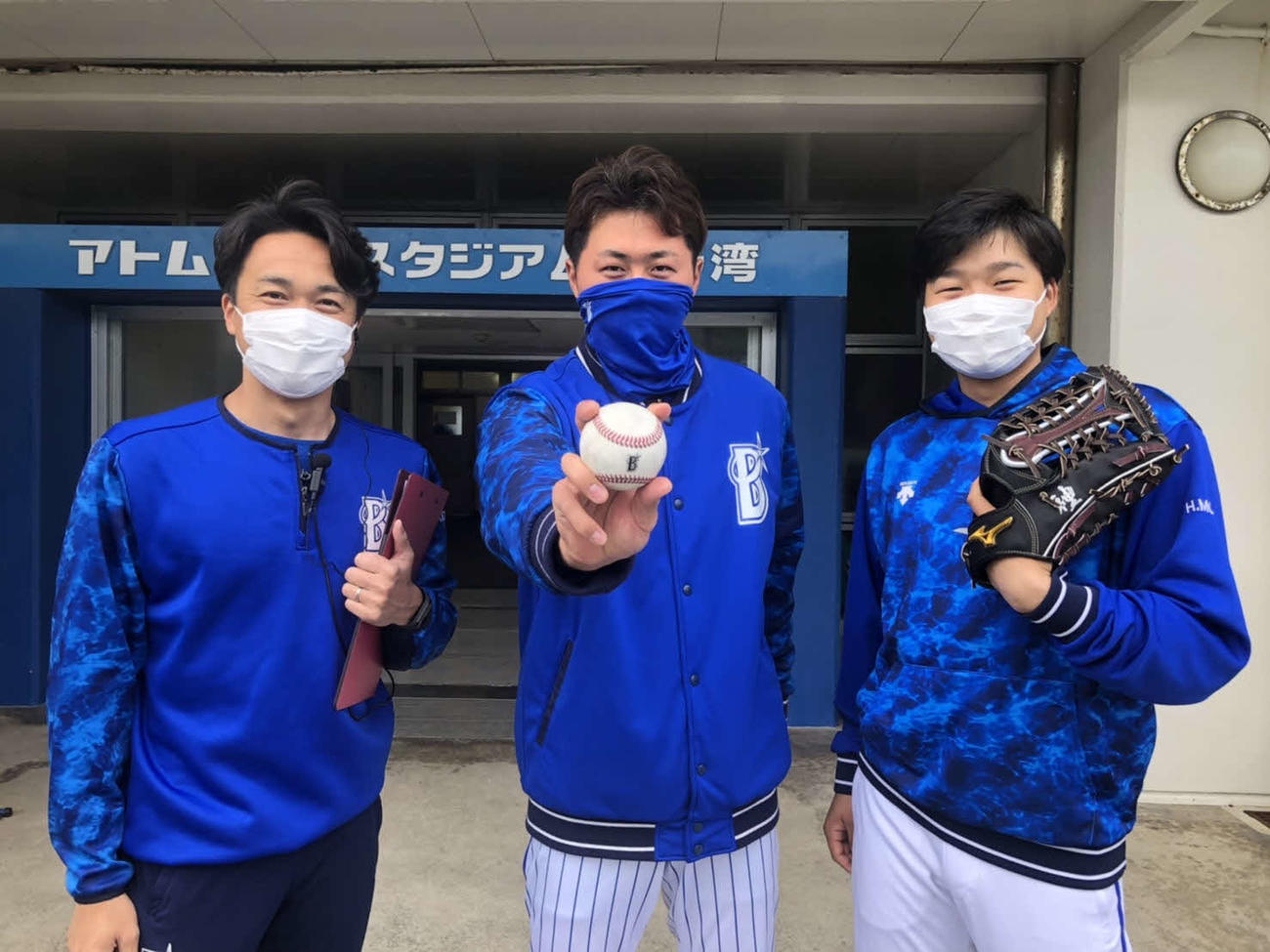 DeNAの広報を務める、左から渡辺広報、狩野広報、百瀬広報（撮影・久保賢吾）