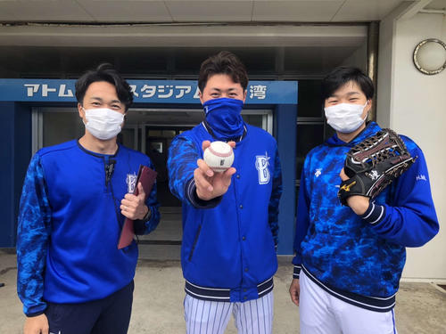 DeNAの広報を務める、左から渡辺広報、狩野広報、百瀬広報（撮影・久保賢吾）