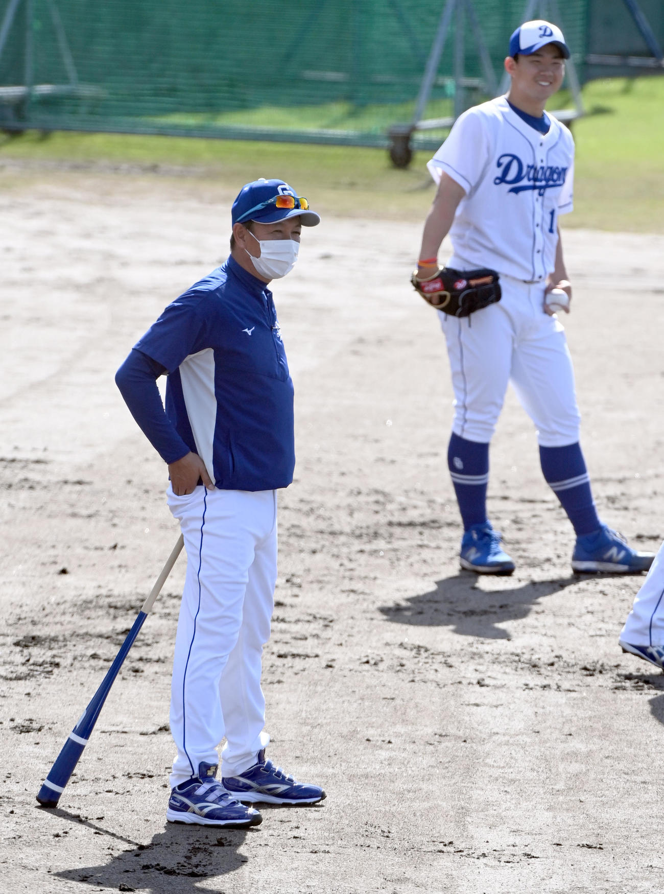 実戦守備練習を見つめる中日立浪監督（左）右は小笠原（撮影・森本幸一）