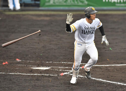 ソフトバンク紅白戦　5回裏白組無死一塁、渡辺は右越え2点本塁打を放つ（2022年2月12日撮影）