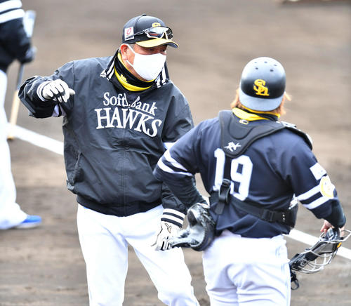 甲斐(右)と話す藤本監督(撮影・岩下翔太)