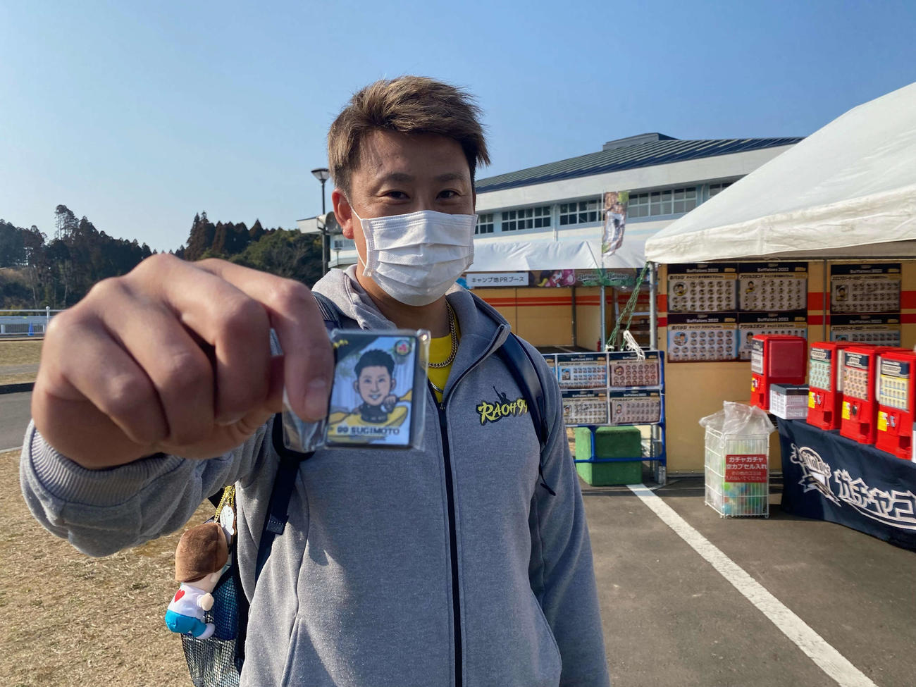 オリックスのラオウこと杉本裕太郎外野手は、自身のイラストが描かれているガチャガチャキーホルダーを極秘入手し、満面の笑みを浮かべる（撮影・真柴健）