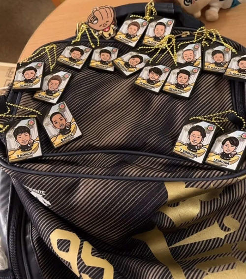 オリックスのラオウこと杉本のリュックにはガチャガチャキーホルダーがいっぱい（本人インスタグラムから）