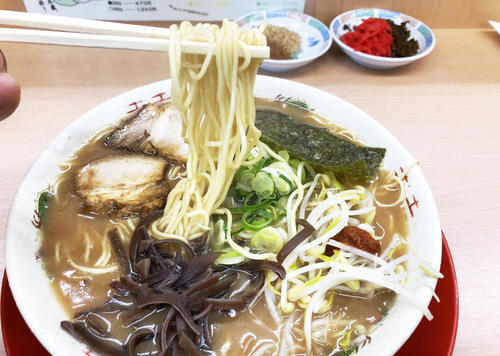 「ラーメンマン」のこってりトンコツ。こってりの中にも具がポイントです