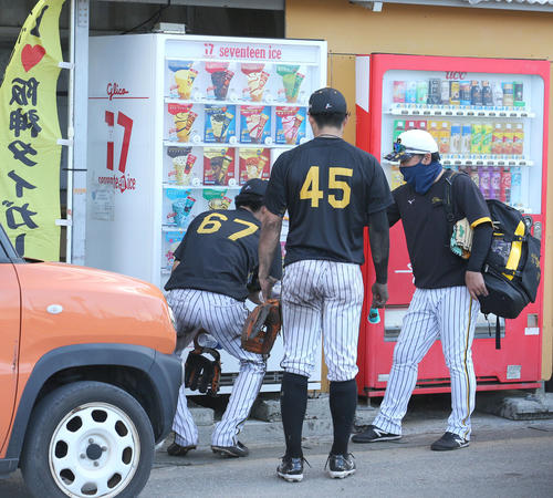 デスノックを終え、久慈内野守備兼バント担当コーチ（右）からご褒美アイスをもらい喜ぶ高寺（左）と遠藤（2022年2月15日撮影）