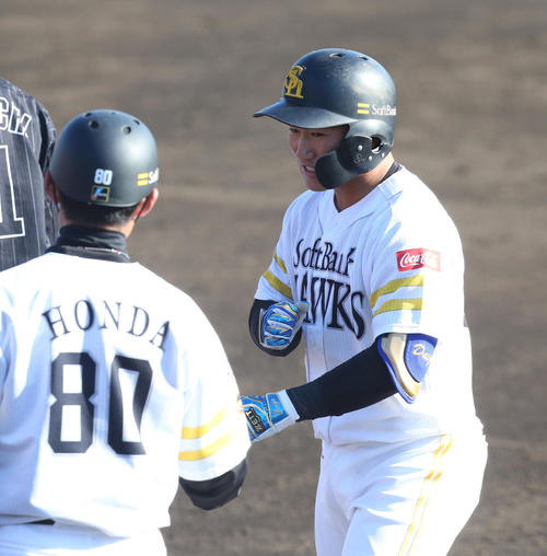 9回表ソフトバンク無死二、三塁、野村大樹は左前に適時打を放つ(撮影・梅根麻紀)