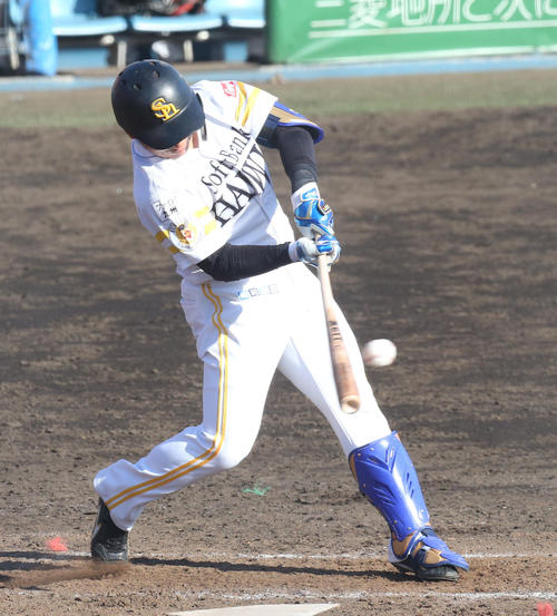 9回表ソフトバンク無死二、三塁、野村大樹は左前に適時打を放つ(撮影・梅根麻紀)
