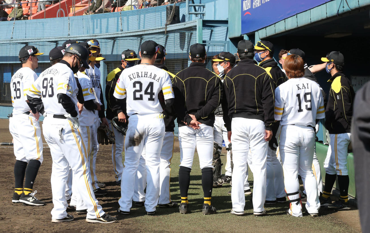 イニングの合間に円陣を組むソフトバンクナイン（撮影・梅根麻紀）