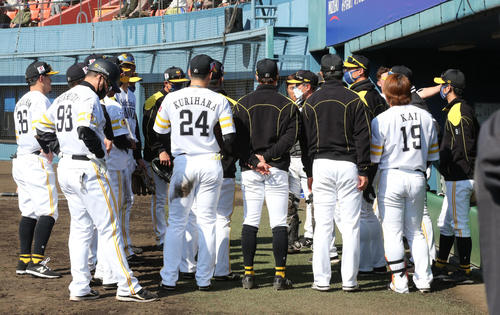 イニングの合間に円陣を組むソフトバンクナイン（撮影・梅根麻紀）