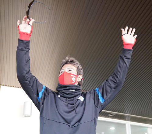 キャンプを打ち上げ、球場を出る前に声援に応える日本ハム新庄監督（2022年2月28日撮影）