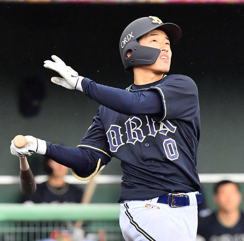 12日、紅白戦で4安打を放ったオリックス渡部