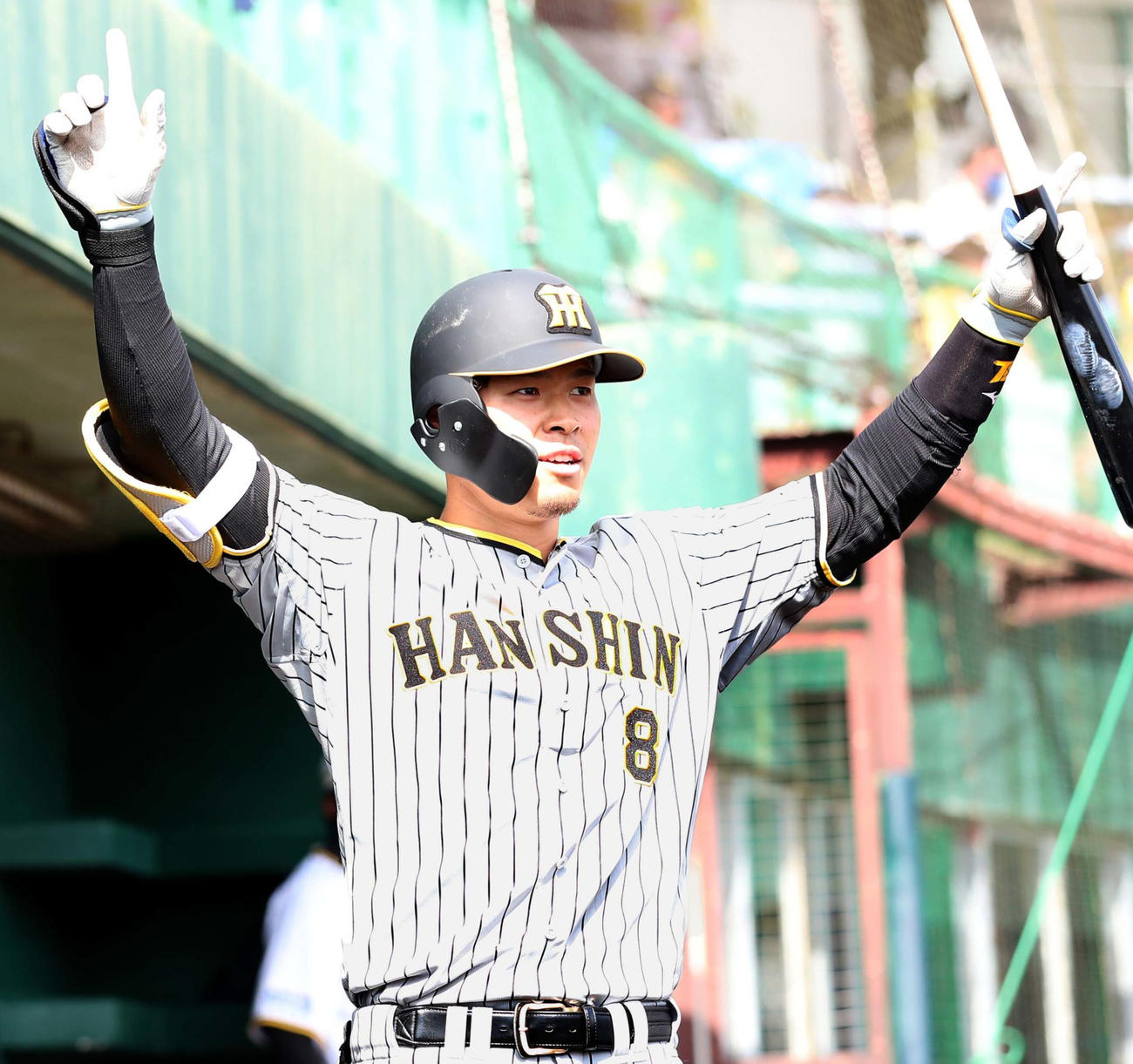 ビジターユニホームの佐藤輝明（2022年2月24日撮影）