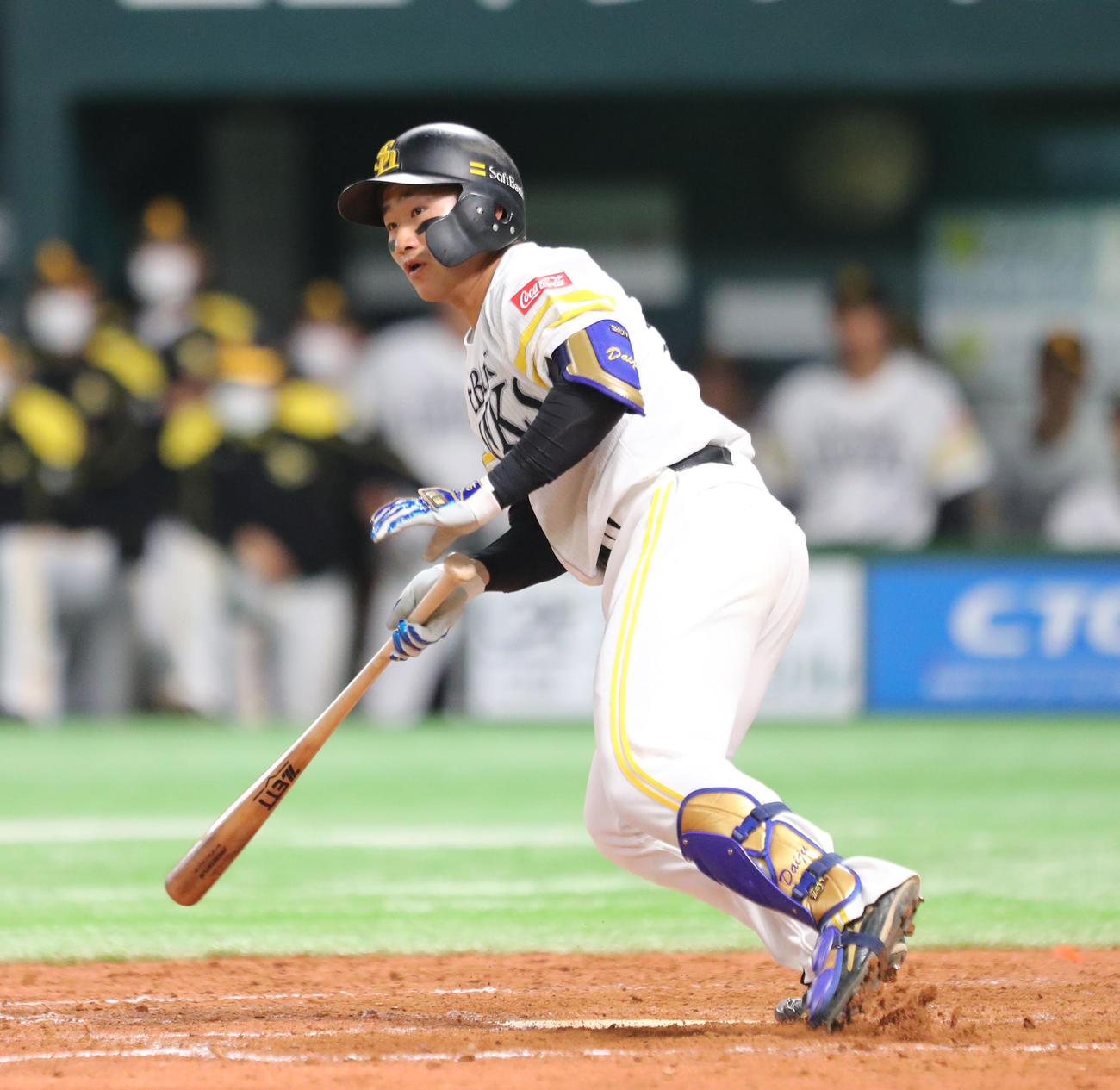 ソフトバンク対中日　9回裏ソフトバンク1死一塁、野村大樹は左越え二塁打を放つ（撮影・梅根麻紀）