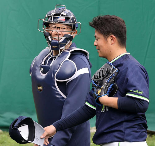 清水（左）の投球練習を受け終え声を掛ける古田臨時コーチ（2022年2月5日撮影）