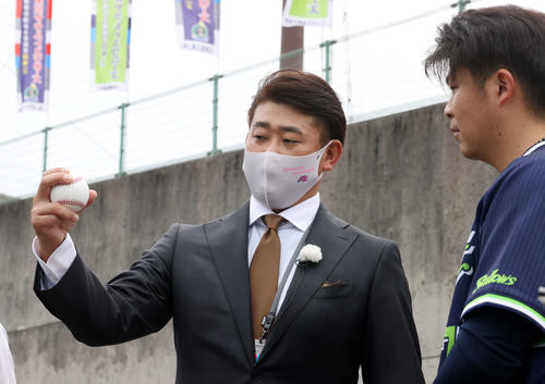 ヤクルト清水（右）に握り方を教える松坂氏（撮影・鈴木正人）