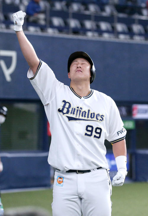 昇天ポーズを決める杉本裕太郎(2021年4月16日撮影)