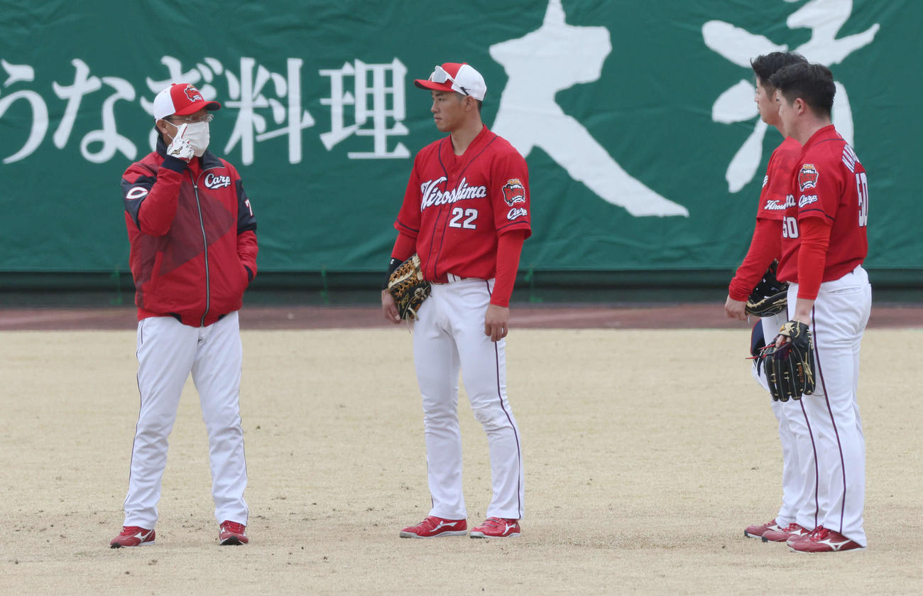 外野守備指導をする河田ヘッドコーチ（左）（2022年2月2日撮影）