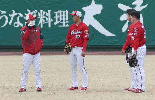 外野守備指導をする河田ヘッドコーチ（左）（2022年2月2日撮影）