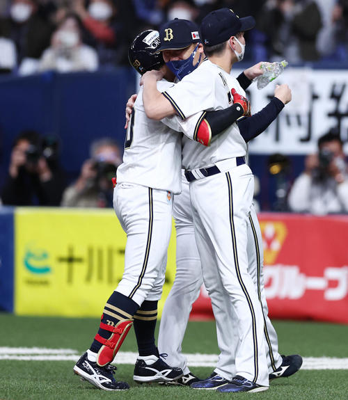 2021年11月　パ・リーグクライマックスシリーズ（CS）ファイナルステージ　　オリックス対ロッテ　サヨナラ適時打を放った小田（左）と抱き合う中嶋監督（撮影・垰建太）