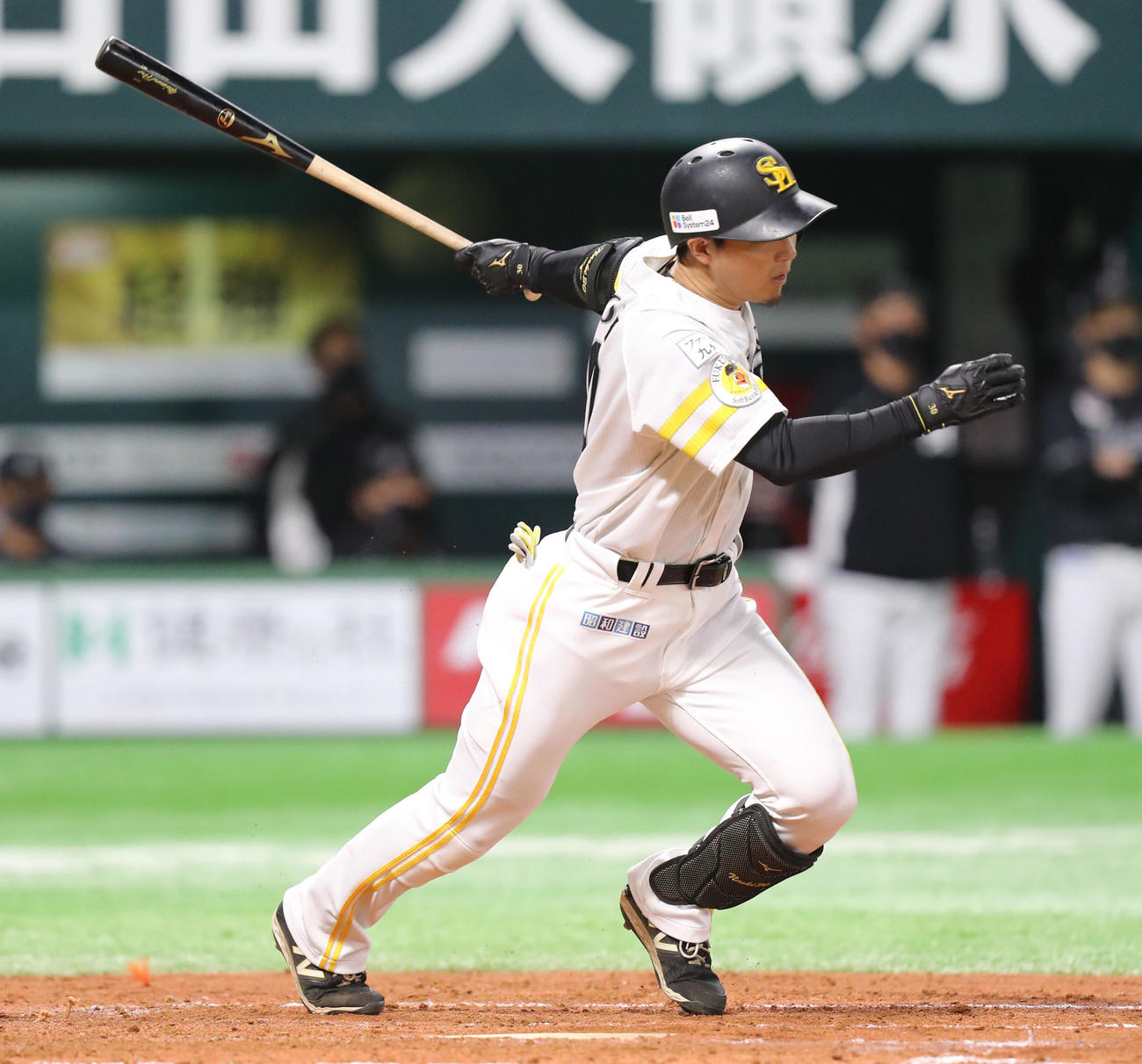 ソフトバンク対ロッテ　4回裏ソフトバンク無死、佐藤直は中前安打を放つ（撮影・屋方直哉）