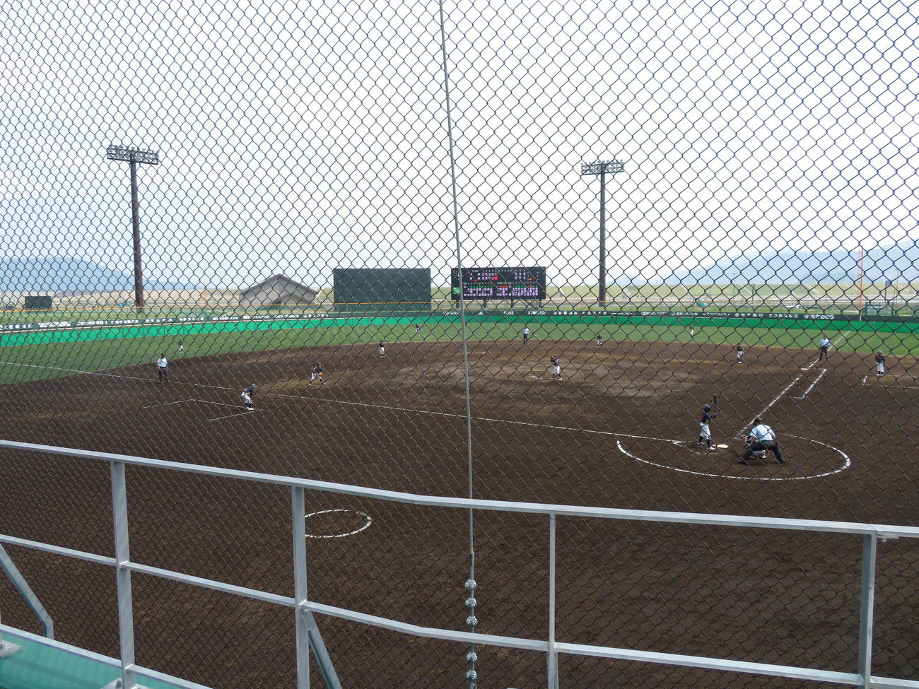 岩手・陸前高田市に完成した「奇跡の一本松球場」。外野後方には防潮堤も見える（撮影・金子真仁）