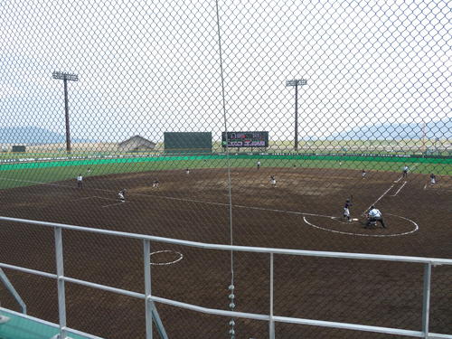 岩手・陸前高田市に完成した「奇跡の一本松球場」。外野後方には防潮堤も見える（撮影・金子真仁）