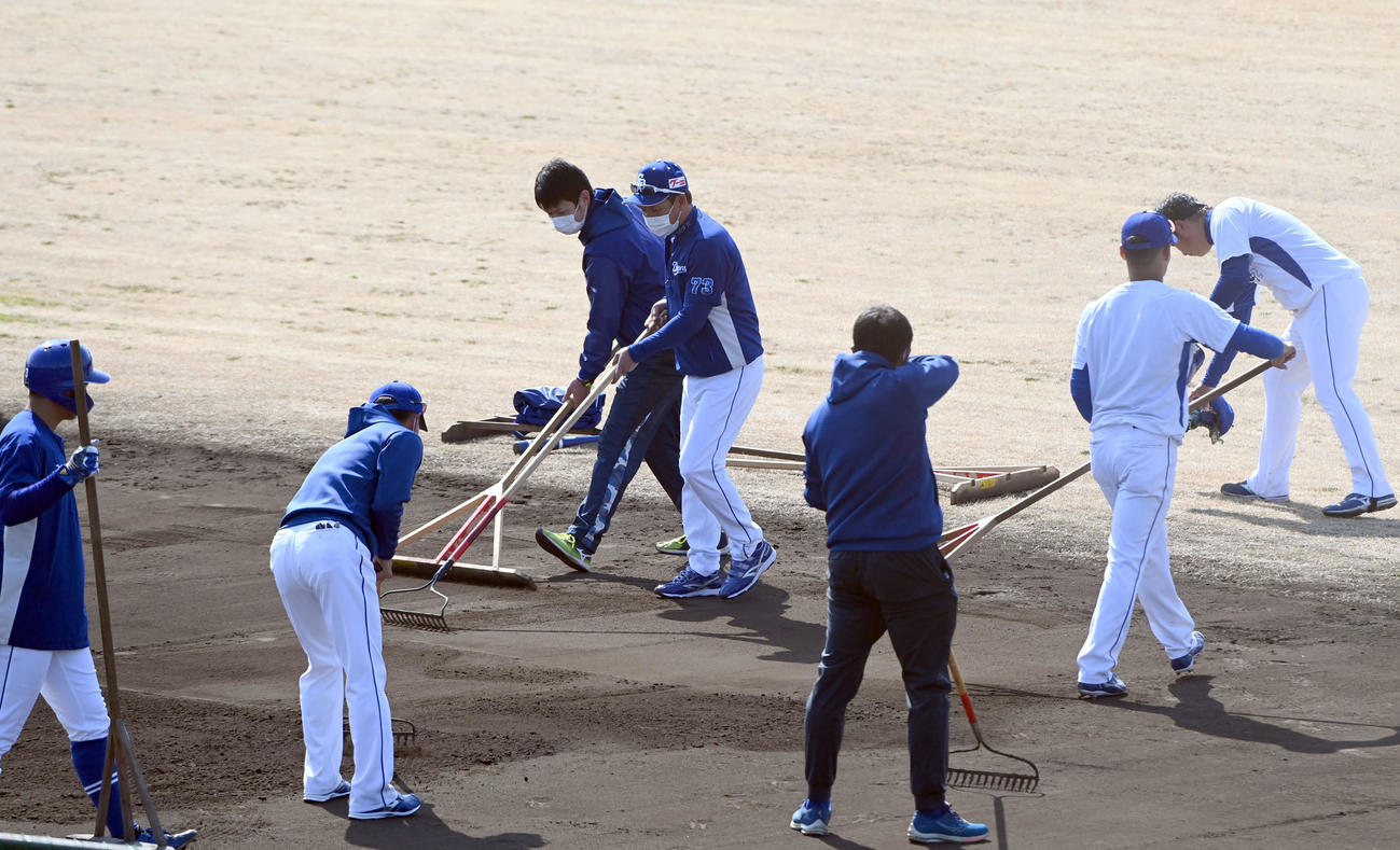 中日対オリックス　試合前、グラウンド整備をする立浪監督（中央）（2022年3月8日撮影）
