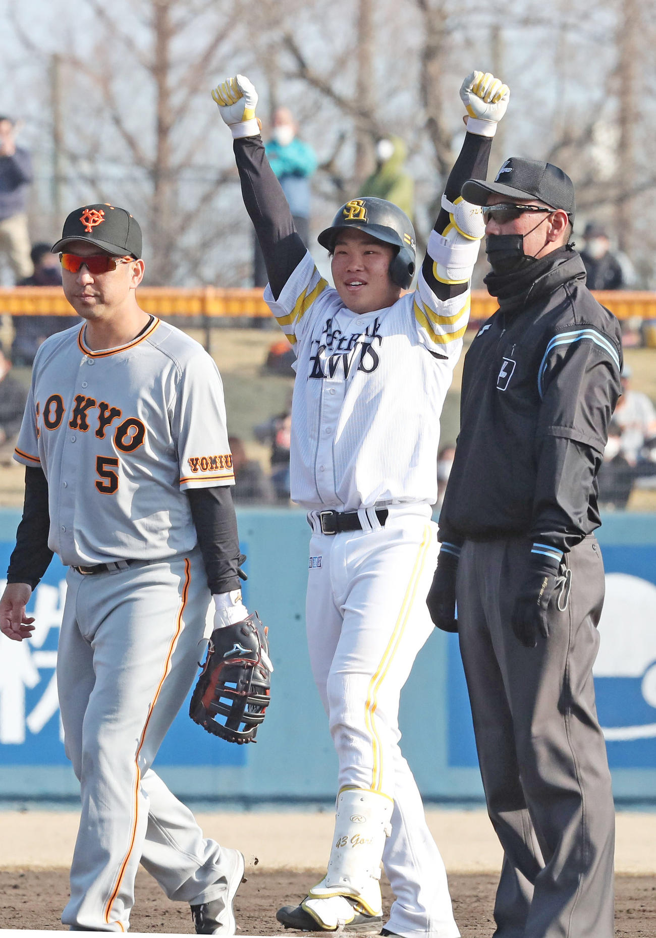 ソフトバンク対巨人　7回裏ソフトバンク1満塁、中越えに3点適時二塁打を放った井上はベンチに向かってガッツポーズ（2022年3月8日撮影）