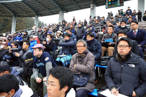 2019年3月31日、練習試合作新学院対大船渡　大船渡佐々木の投球を見ようとネット裏には12球団のスカウト陣が集結。スピードガンを持って投球を見つめた