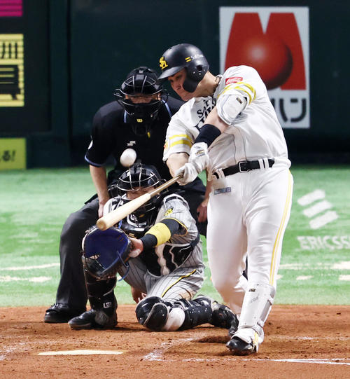 ソフトバンク対阪神 4回裏ソフトバンク2死一、三塁、リチャードは左越え3点本塁打を放つ(撮影・加藤哉)