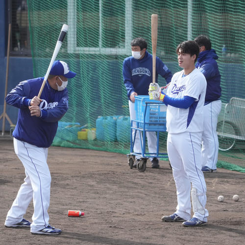 中村紀打撃コーチ（左）のアドバイスを聞く石川昂（右）（2022年3月7日撮影）
