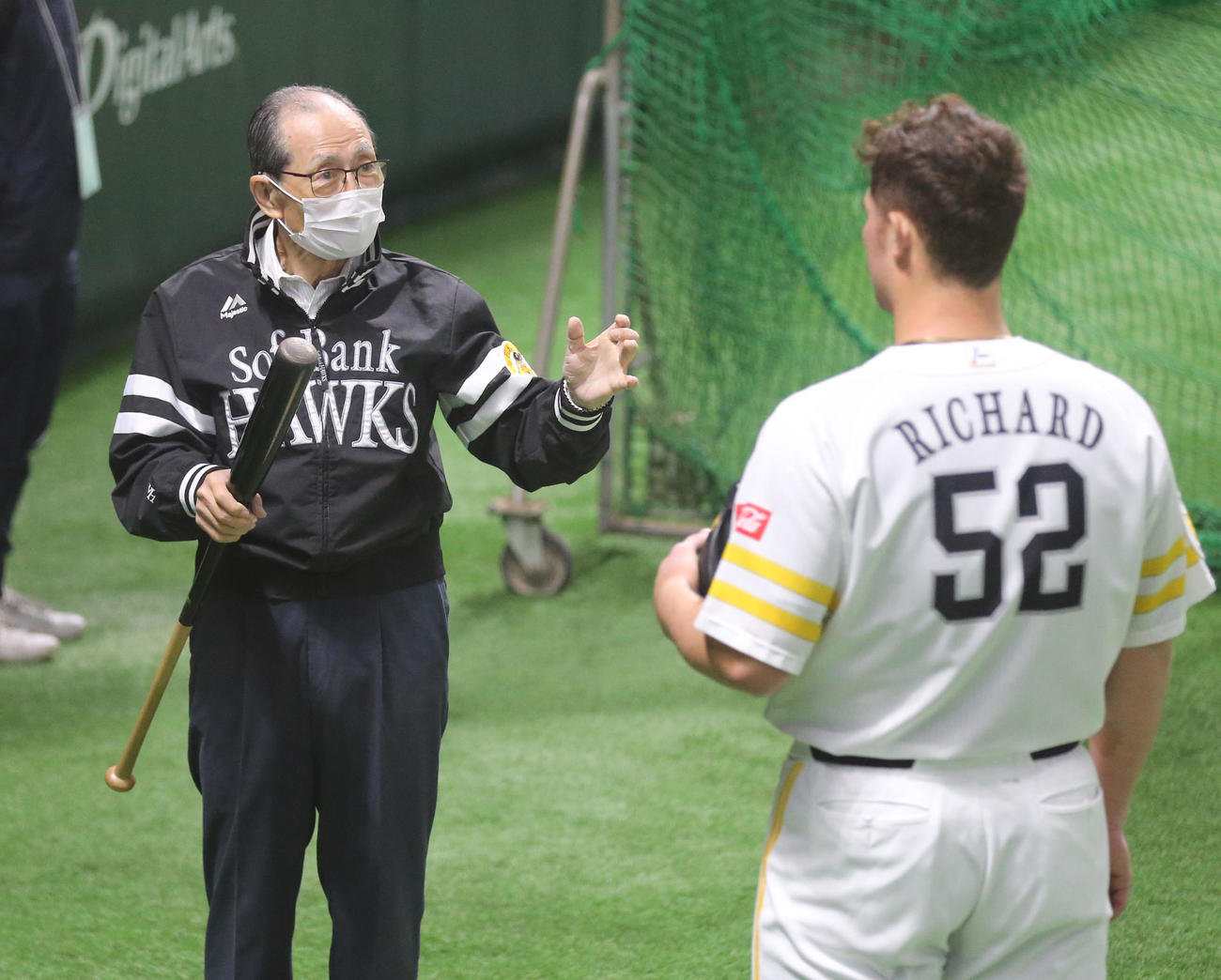 リチャードを指導する王球団会長（撮影・屋方直哉）