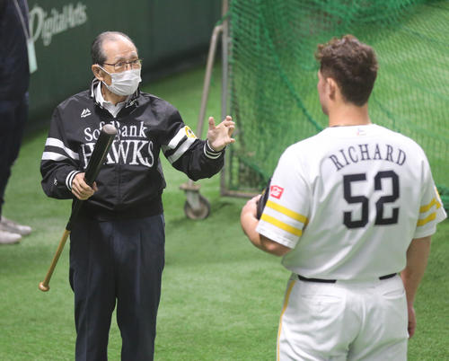 リチャードを指導する王球団会長(撮影・屋方直哉)