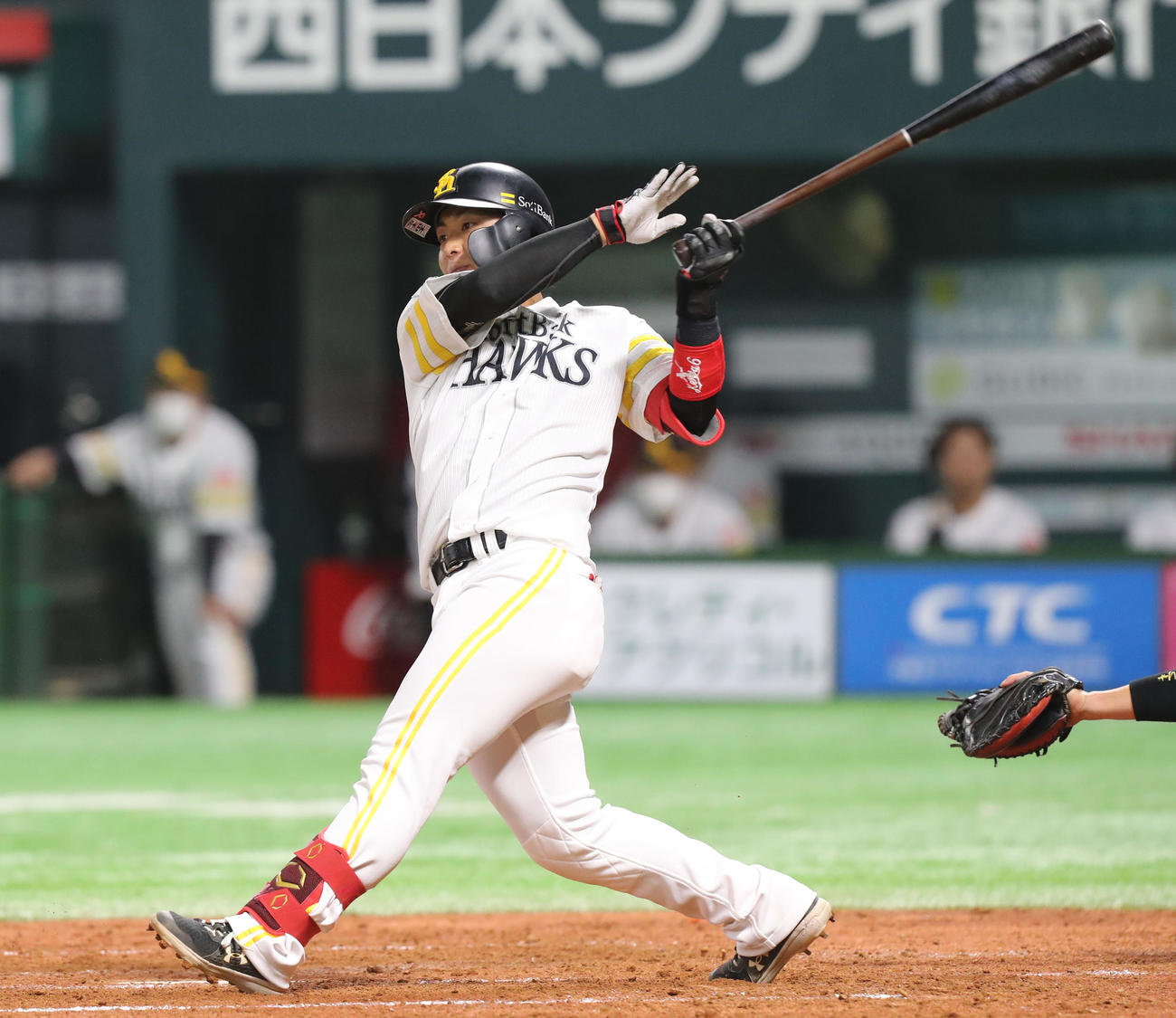 ソフトバンク対日本ハム　5回裏ソフトバンク1死、今宮は左翼フェンス直撃の二塁打を放つ（撮影・屋方直哉）
