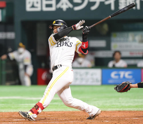 ソフトバンク対日本ハム　5回裏ソフトバンク1死、今宮は左翼フェンス直撃の二塁打を放つ（撮影・屋方直哉）