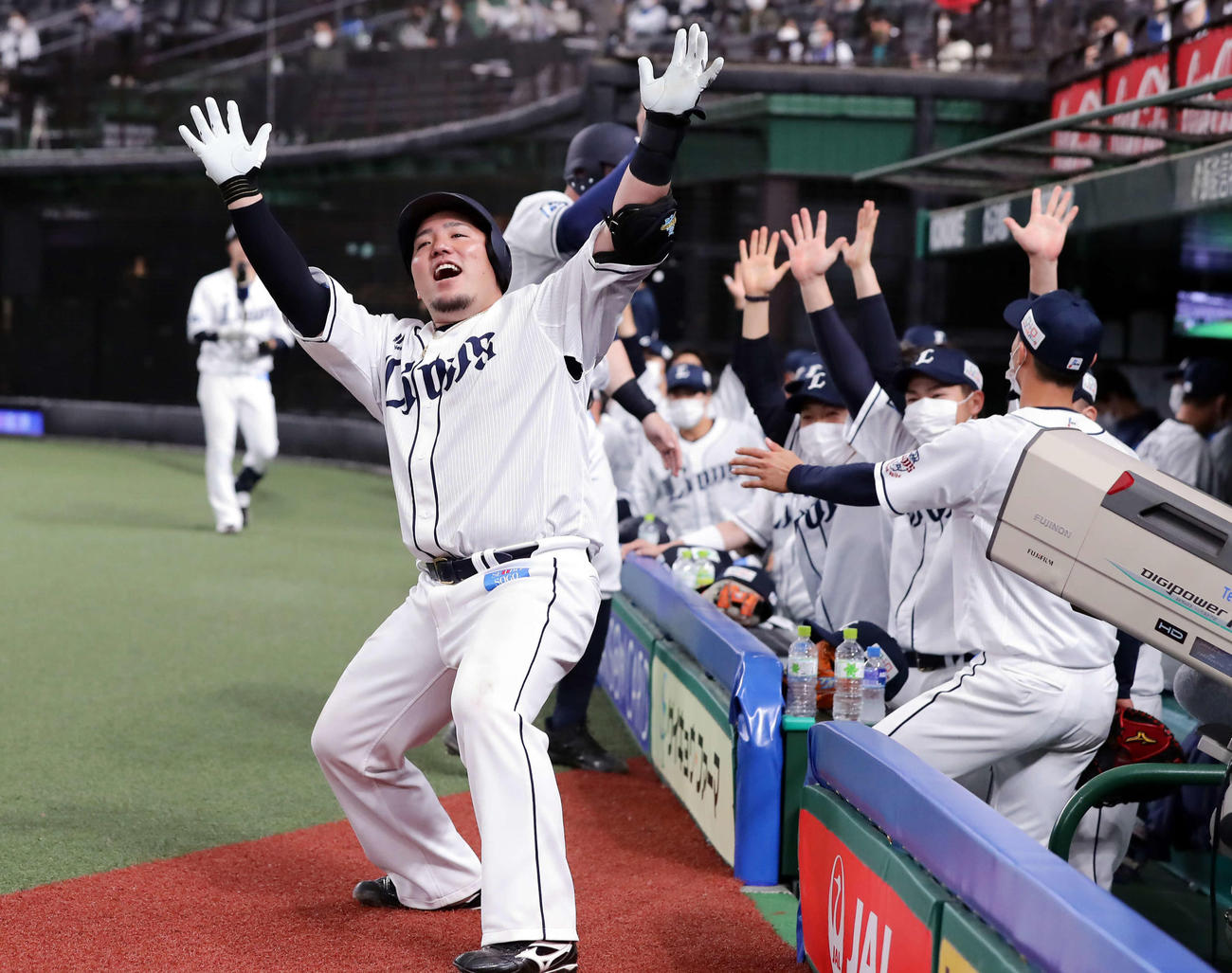 27日オリックス戦で2号2ランを放った山川はナインとどすこいポーズ