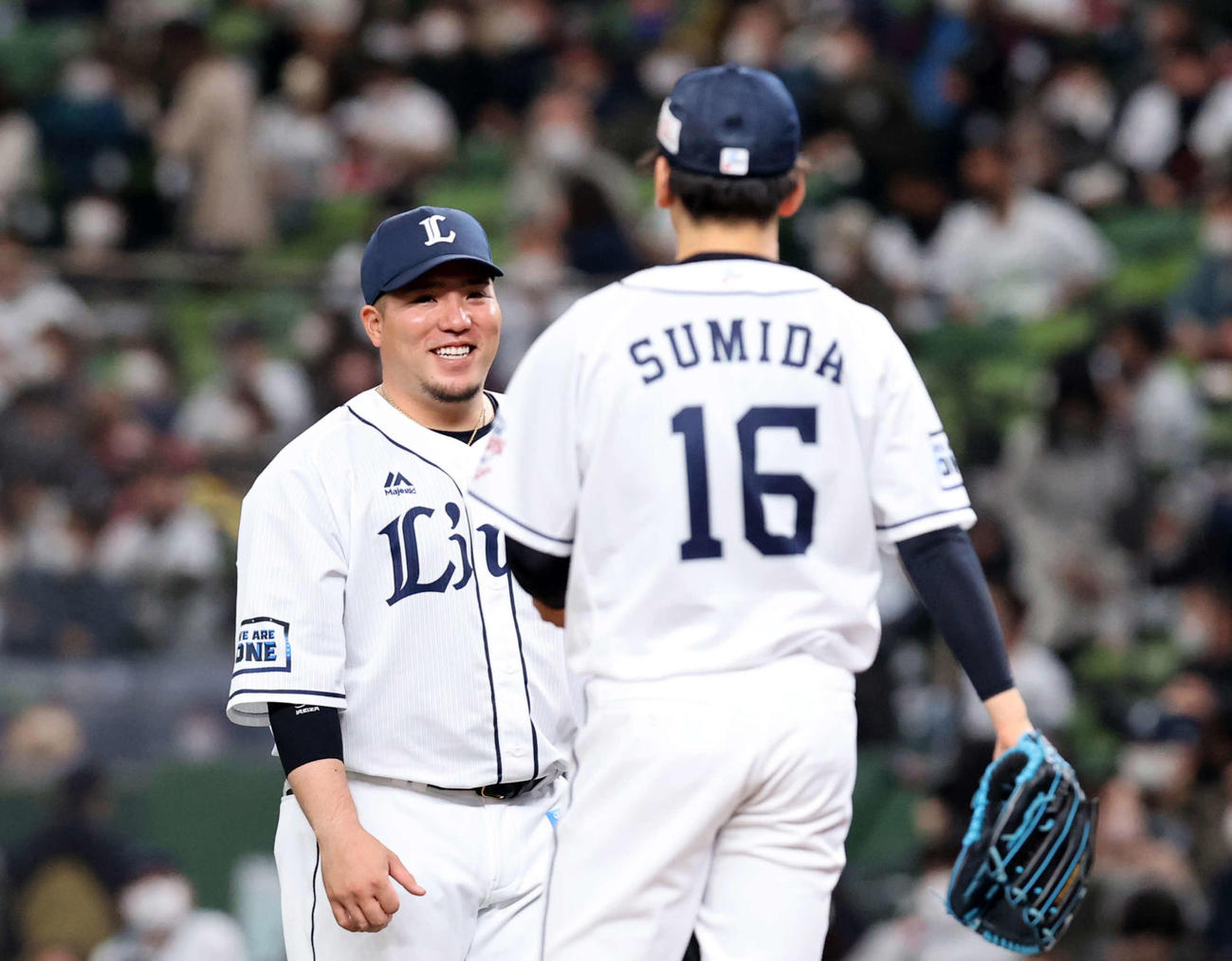 26日オリックス戦の7回、マウンドの隅田（手前）に笑顔で声をかける山川