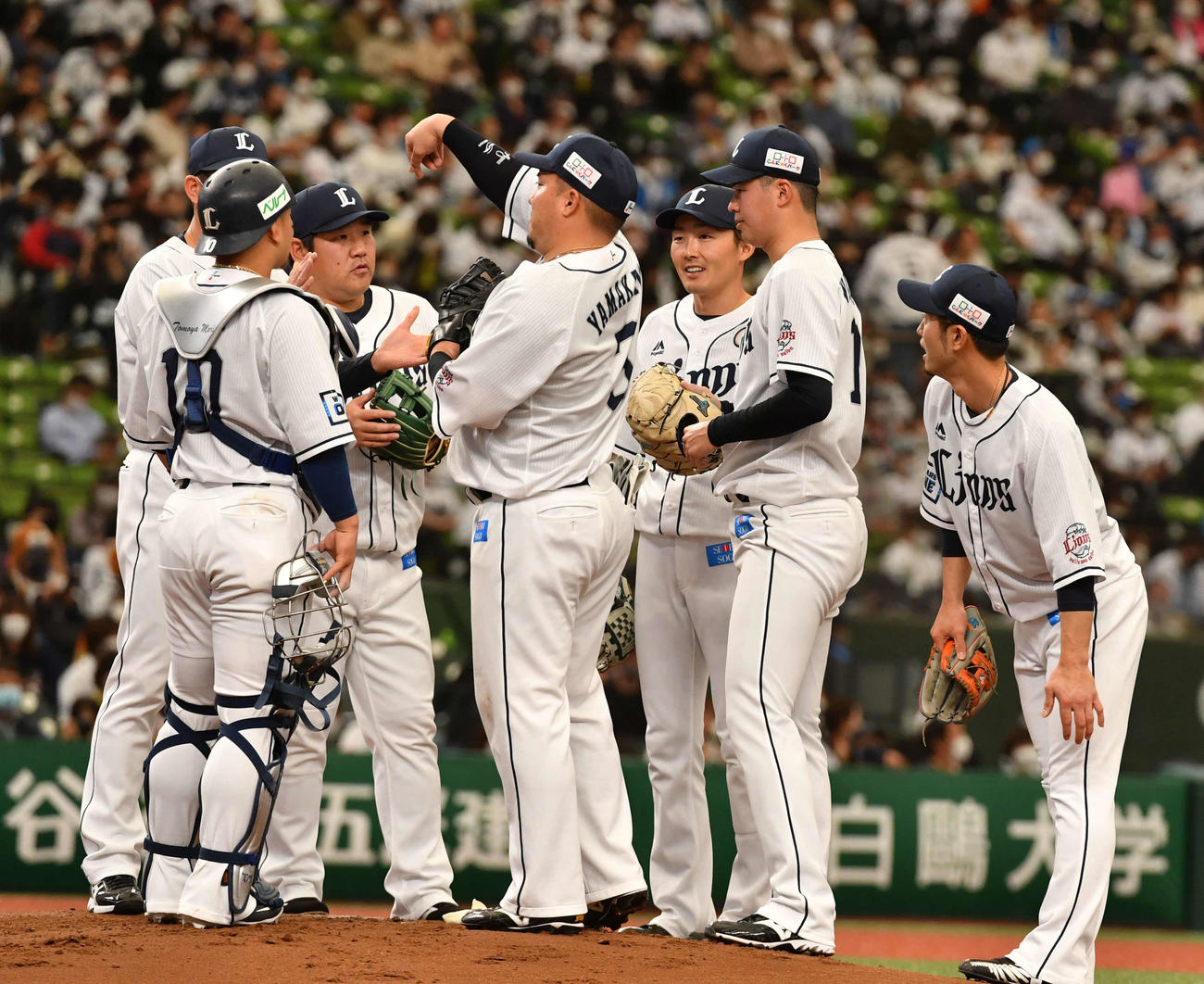27日オリックス戦でピンチにマウンドに集まる西武山川（中央）ら。右から2人目は先発渡辺