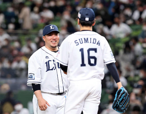 26日オリックス戦の7回、マウンドの隅田（手前）に笑顔で声をかける山川
