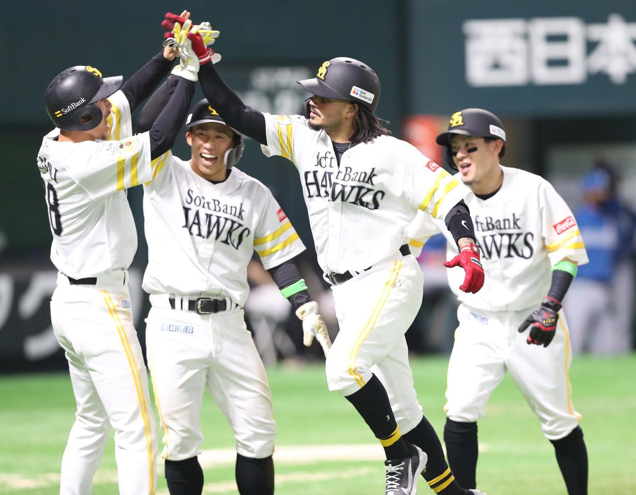 3月25日、ソフトバンク対日本ハム　満塁本塁打を放ったガルビス（右から2人目）