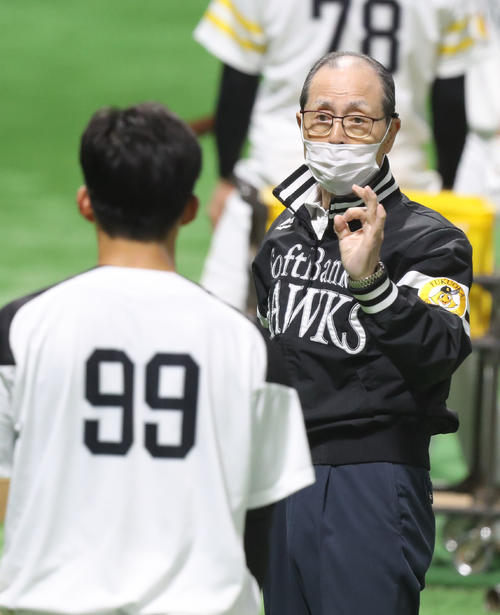 3月24日、野村勇を指導する王球団会長