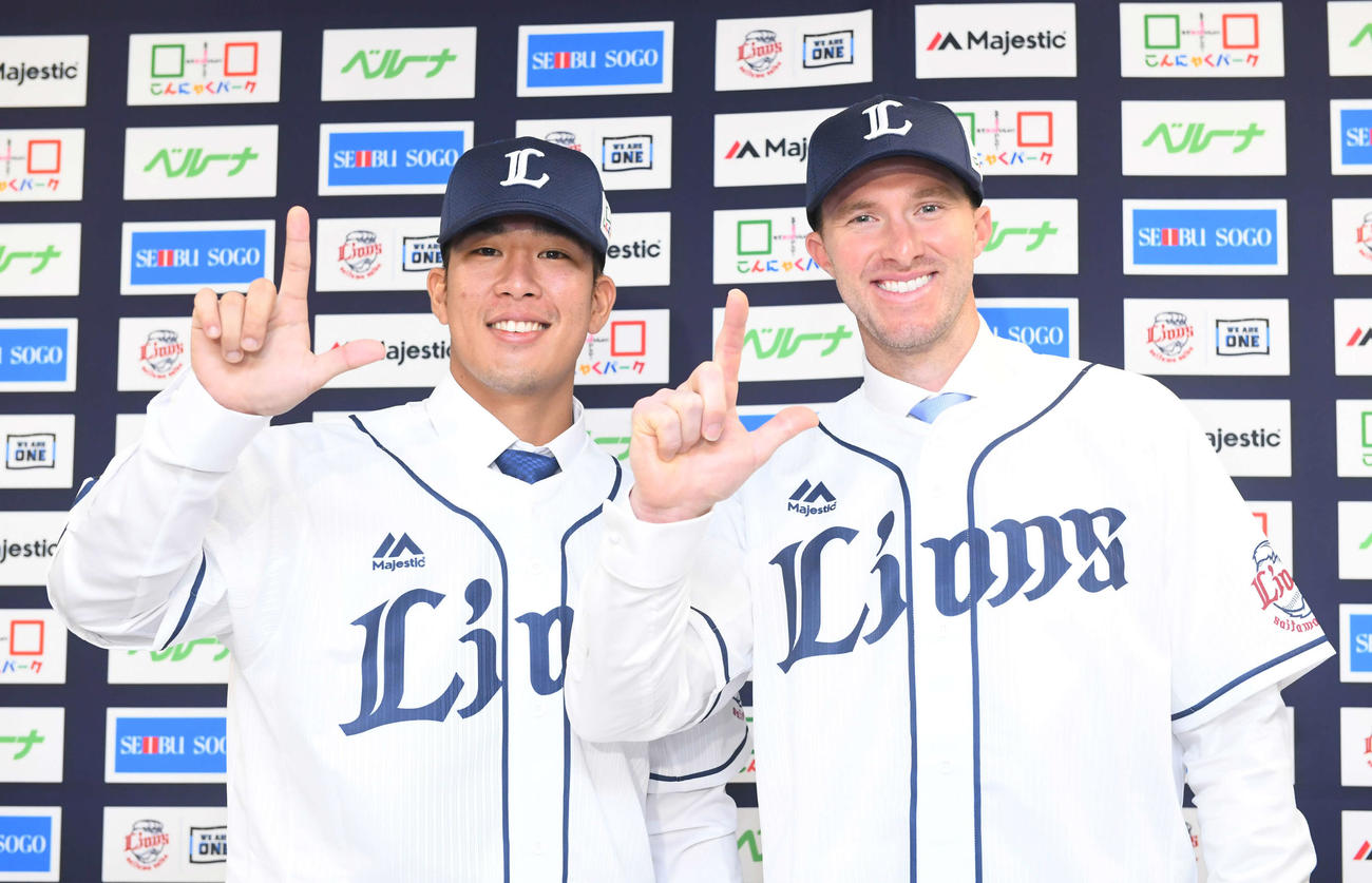 西武入団会見でLポーズを見せるタカハシ（左）とウィティ（代表撮影）