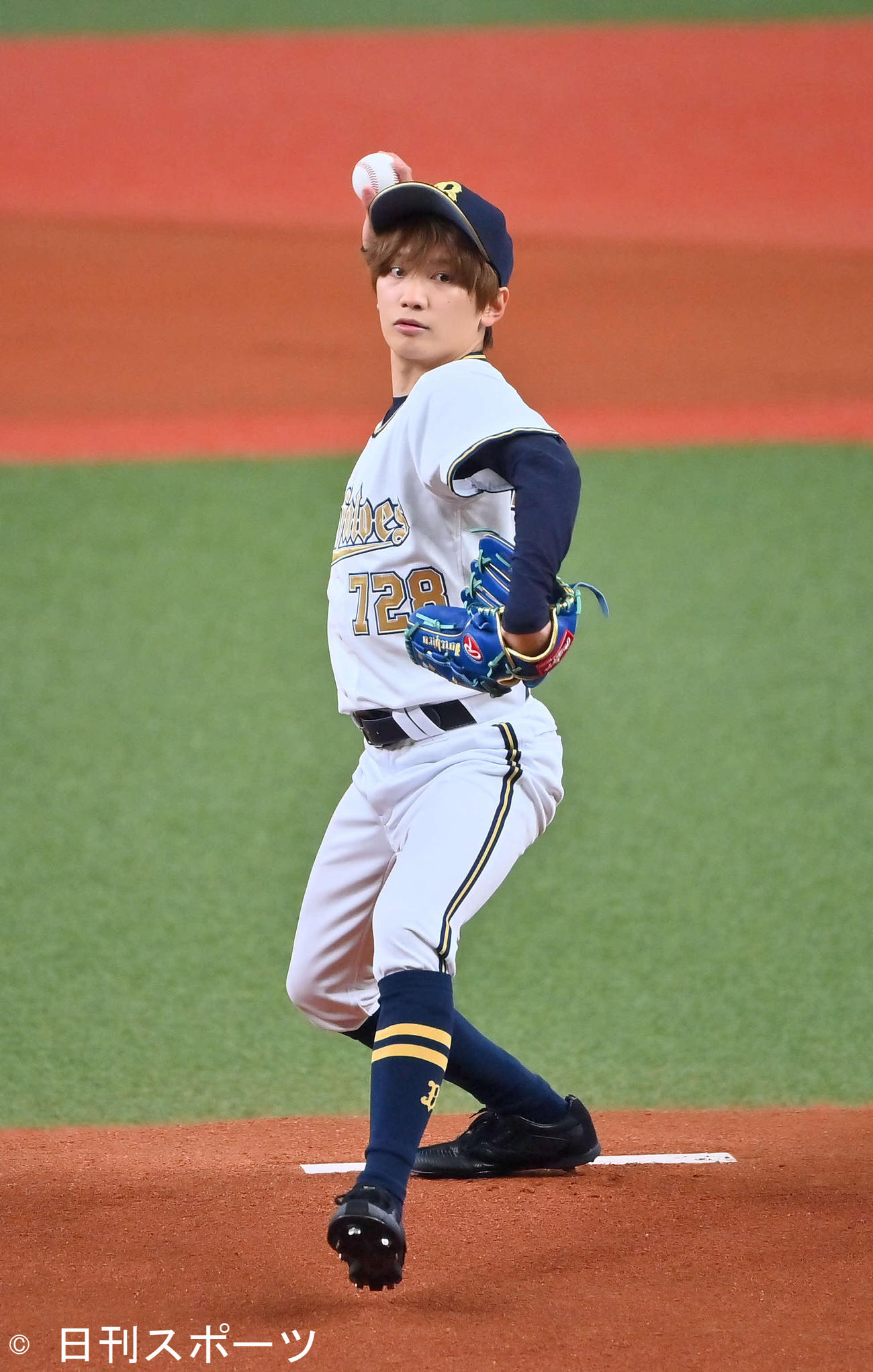 オリックス対楽天　オリックスのホーム開幕戦で始球式を行う、なにわ男子・藤原丈一郎（撮影・和賀正仁）