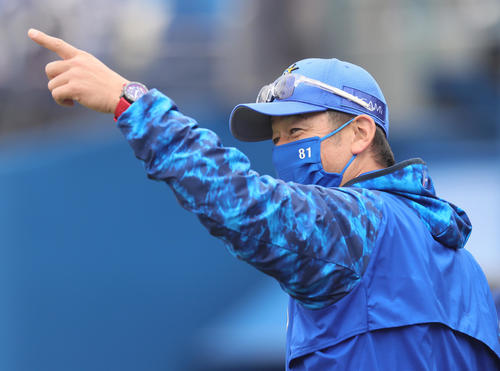 試合前、笑顔で練習を見つめるDeNA三浦監督（撮影・足立雅史）
