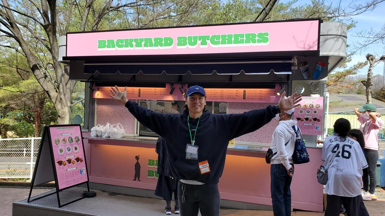 ヤクルトなどで活躍した米野智人さんは、ベルーナドームに構える飲食店「BACKYARD BUTCHERS」の前で記念撮影に納まる（撮影・鈴木正章）