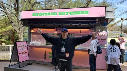 ヤクルトなどで活躍した米野智人さんは、ベルーナドームに構える飲食店「BACKYARD BUTCHERS」の前で記念撮影に納まる（撮影・鈴木正章）