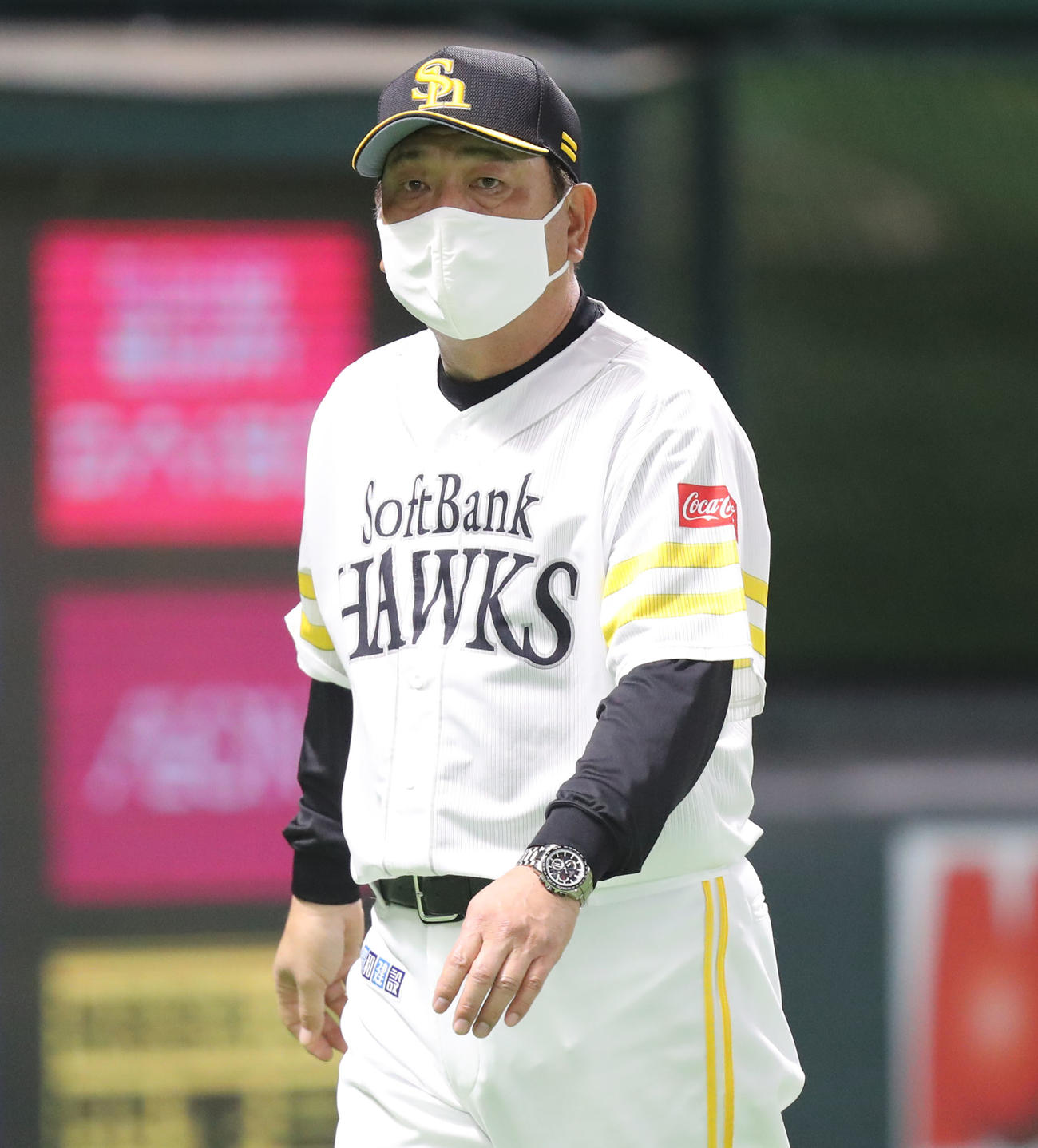 ソフトバンク対オリックス　9回表に投手の交代を告げる藤本監督（撮影・屋方直哉）