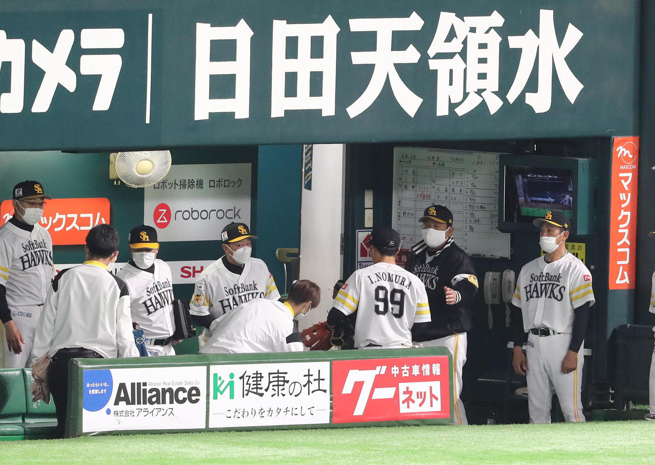 延長10回でオリックスに惜敗したソフトバンク藤本監督は選手をねぎらう（撮影・梅根麻紀）